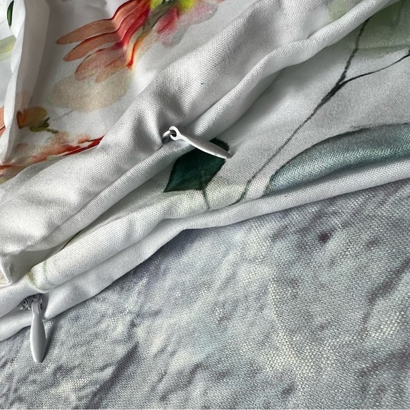 2 NEW Floral Birds Pillowcases Cover Polyester Zipper Washable 17in X 17in Soft - Picture 6 of 11